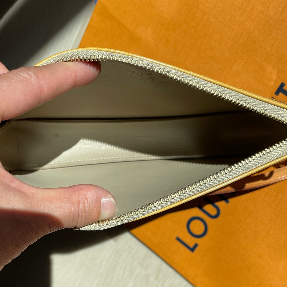 Louis Vuitton Lexington - Picture 9 of 16